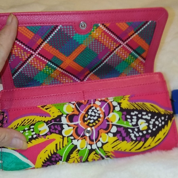Vera Bradley Handbags - NWT Vera Bradley wallet, gorgeous!!!